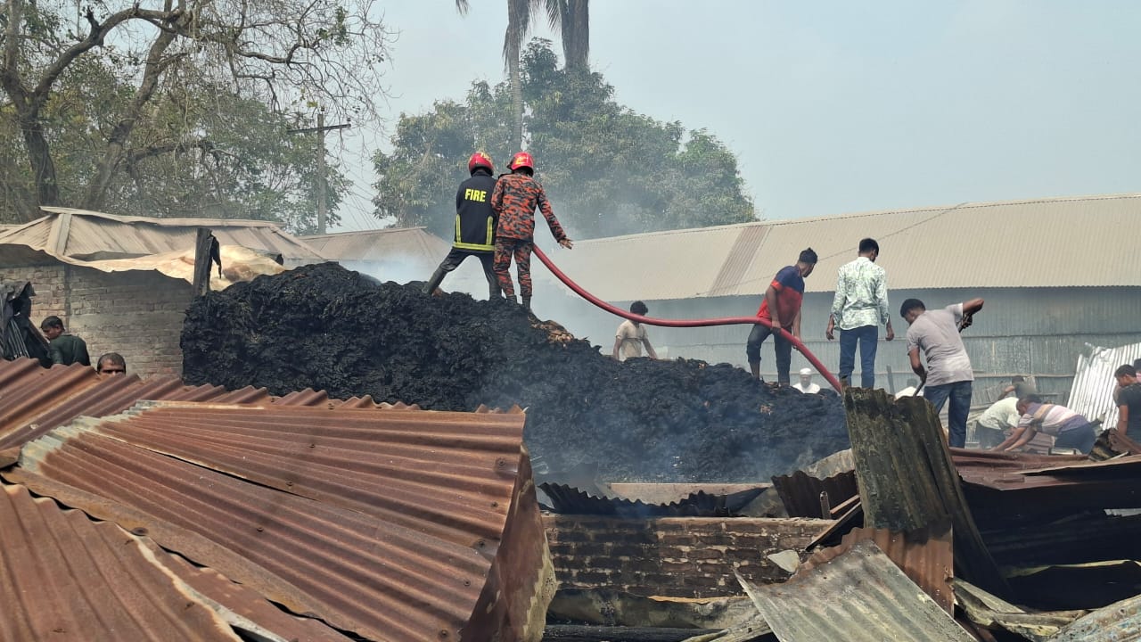 রাজবাড়ীতে ভয়াবহ অগ্নিকাণ্ড ২১ ব্যবসায়ী সর্বশান্ত ॥ ফায়ার সার্ভিসকর্মীসহ আহত ৪