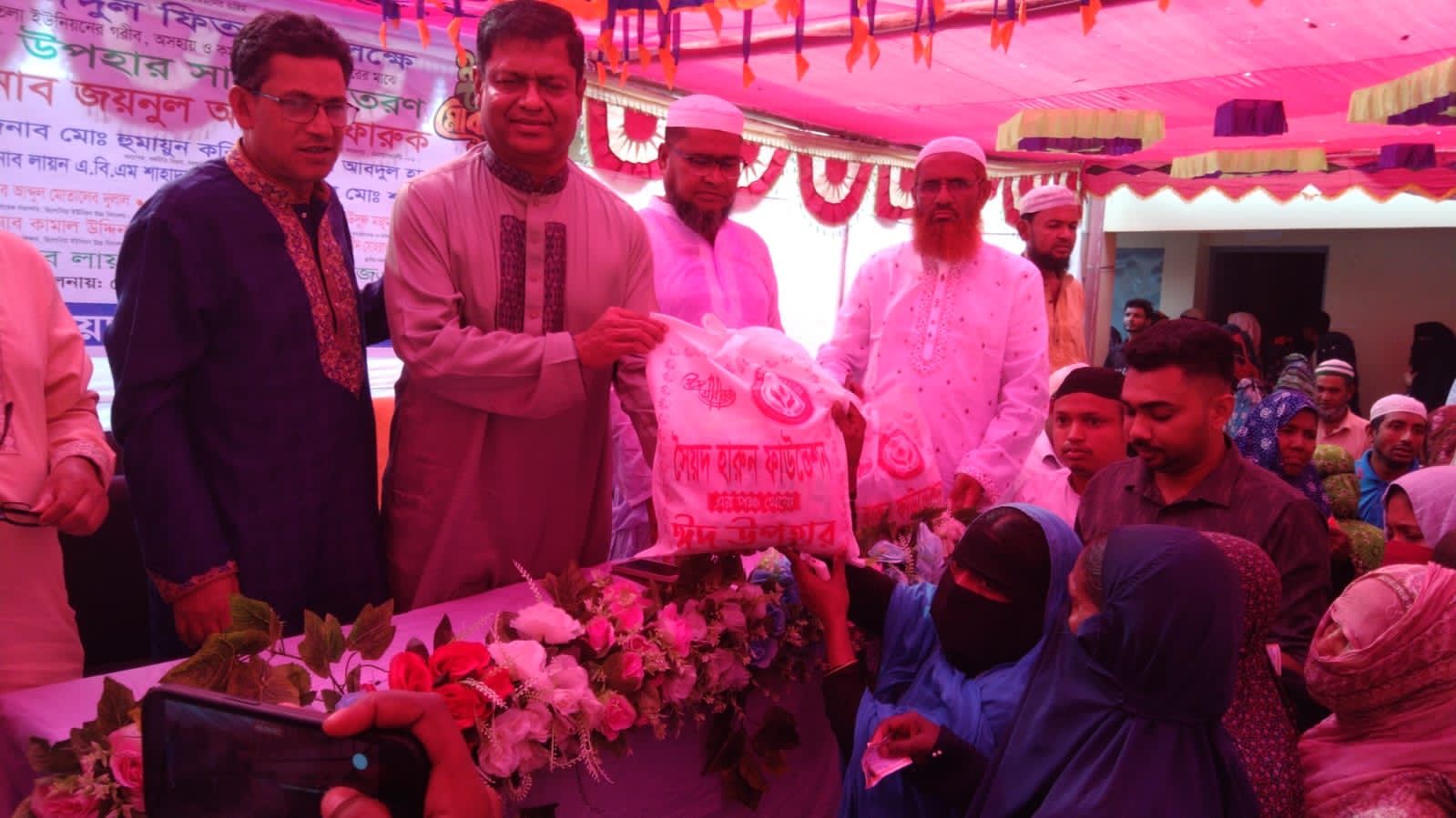 নোয়াখালী সেনবাগে লায়ন সৈয়দ হারুন ফাউন্ডেশনের উদ্যোগে ঈদ উপহার বিতরণ