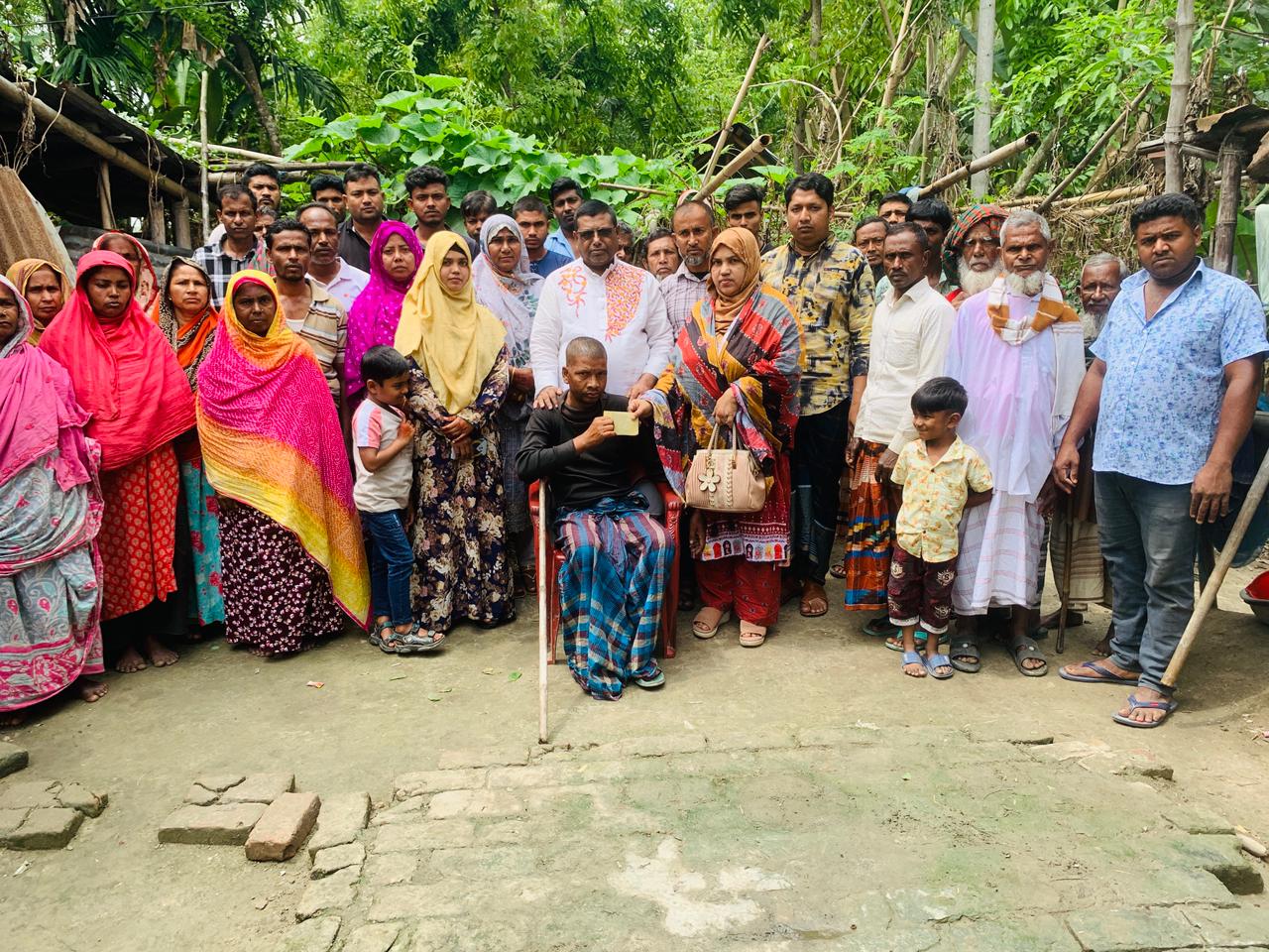 মান্দায় কিডনি রোগে আক্রান্ত আলমের পাশে সাবেক মহিলা ভাইস চেয়ারম্যান