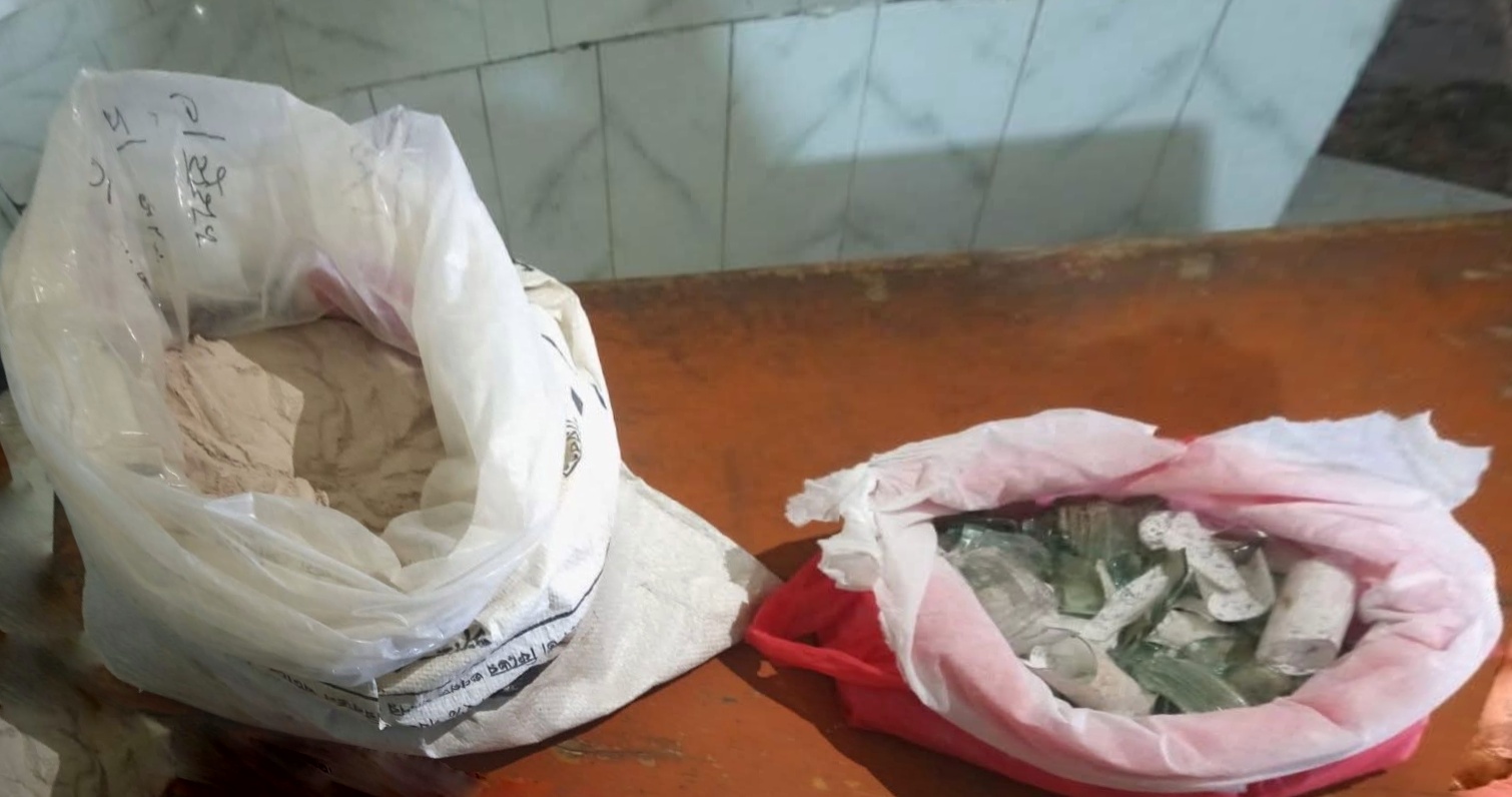 রাজশাহীর গোদাগাড়ীতে ১২ কেজি গান পাউডার ও কাঁচের গুঁড়া উদ্ধার