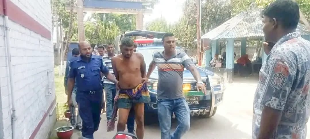 কেশবপুরে মাইকে ঘোষণা দিয়ে মব সৃষ্টি করে সাজাপ্রাপ্ত আসামিকে ছিনতাই তিন পুলিশ সদস্য আহত