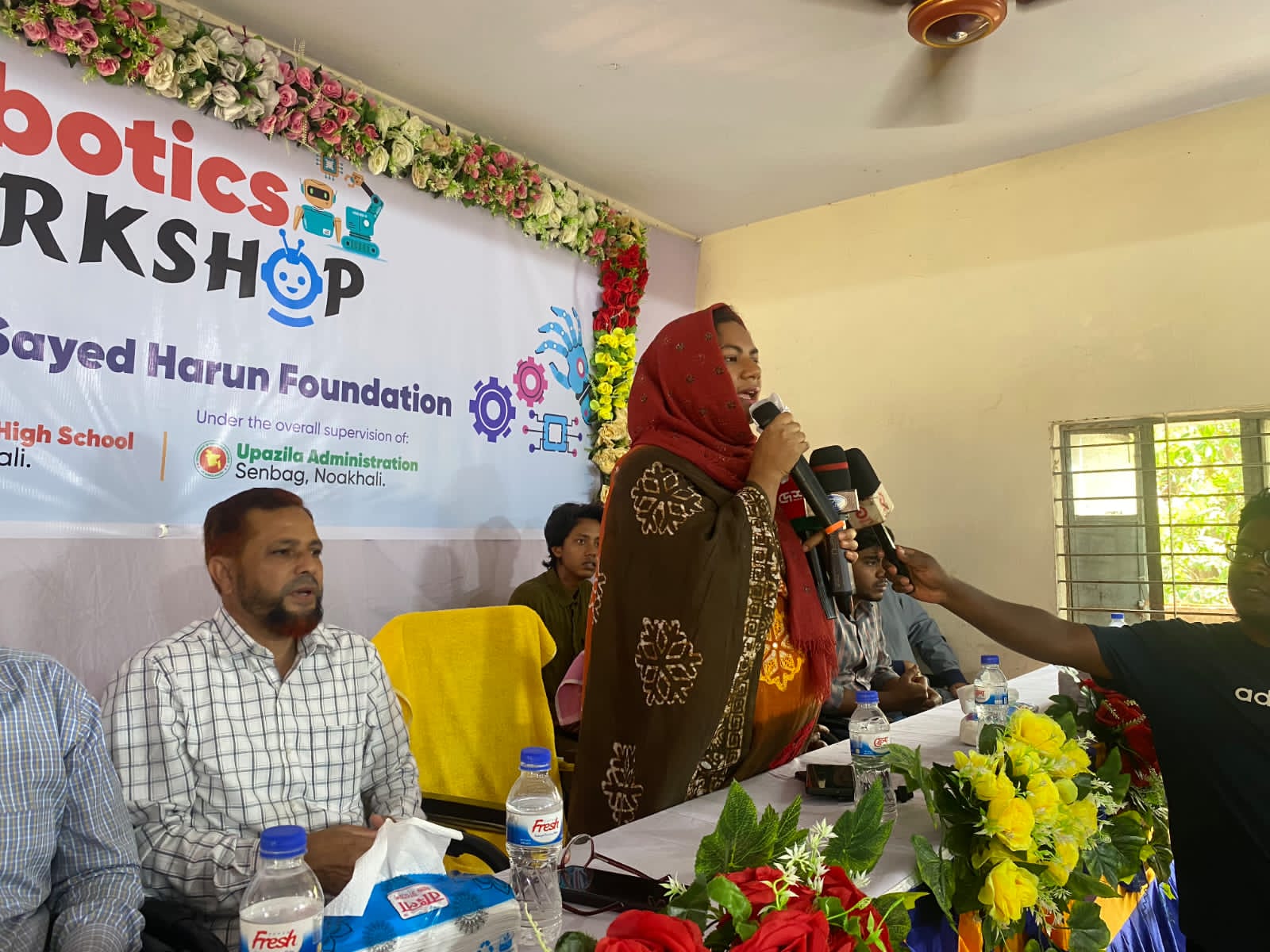 সেনবাগের ছিলোনিয়া স্কুলে রোবোটিক্স ওয়ার্কশপ, প্রযুক্তির ছোঁয়ায় বদলাচ্ছে গ্রামবাংলার শিক্ষা