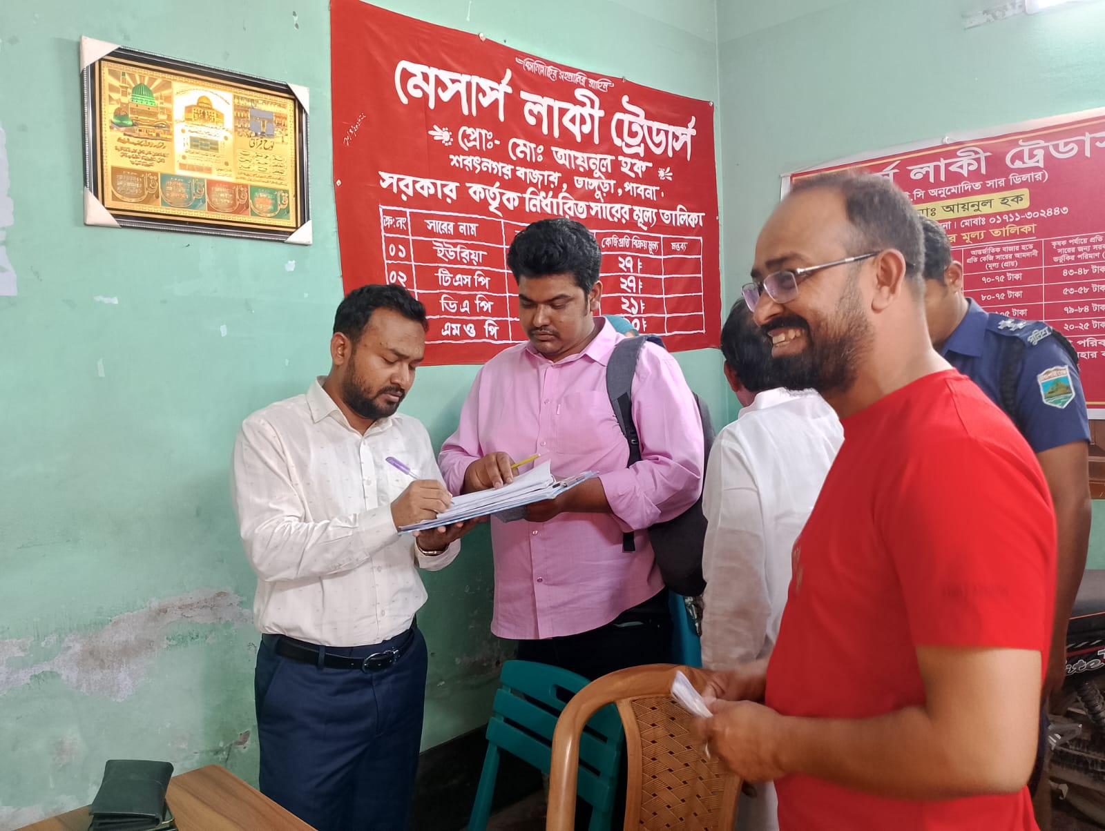 ভাঙ্গুড়ায় সার মজুত ও বেশি দামে বিক্রি অভিযোগে তিন ডিলারকে জরিমানা