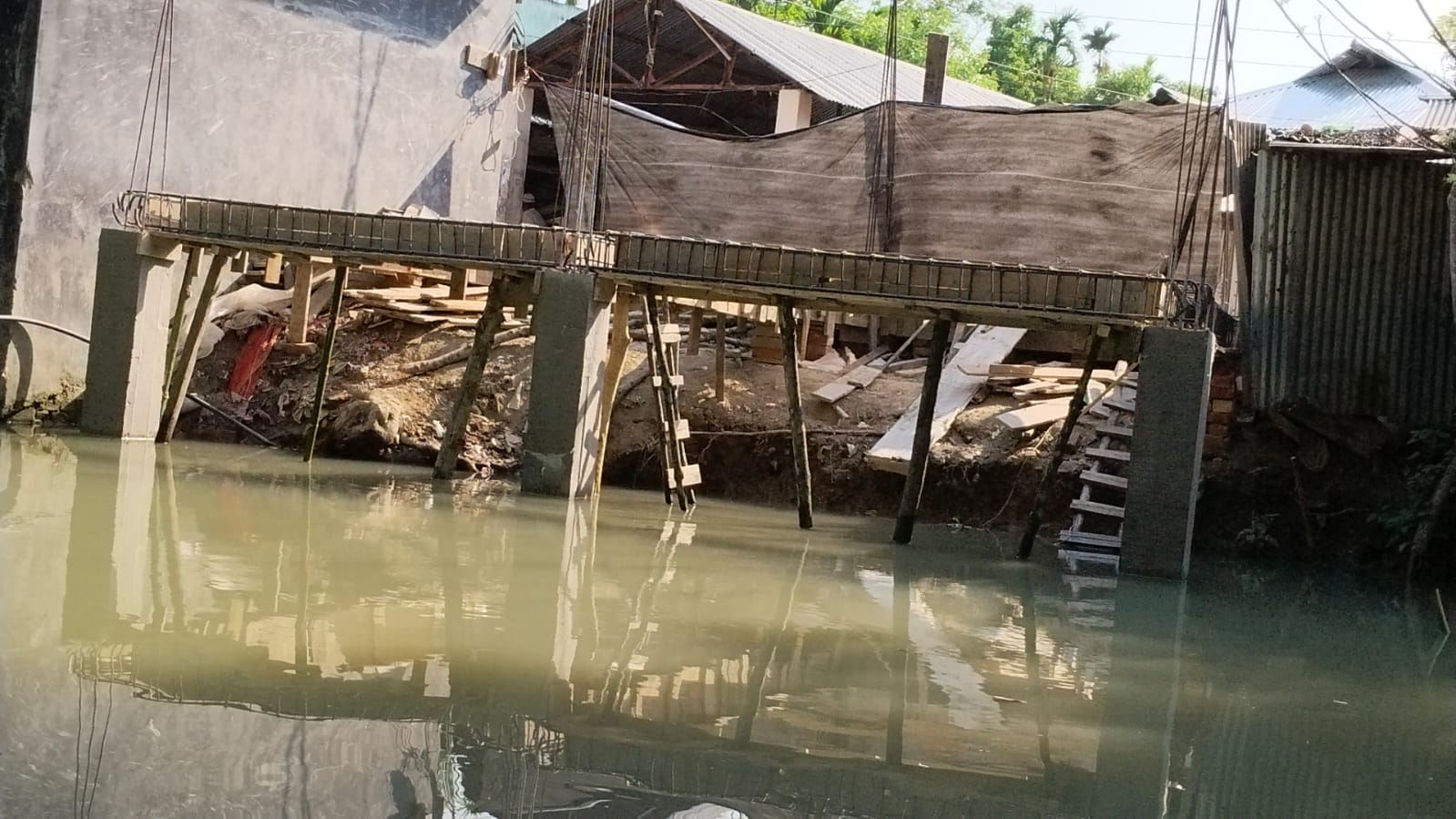 রাজাপুরে খাল দখল করে ভবন নির্মাণের অভিযোগ, প্রশাসনের ভাঙার নির্দেশ