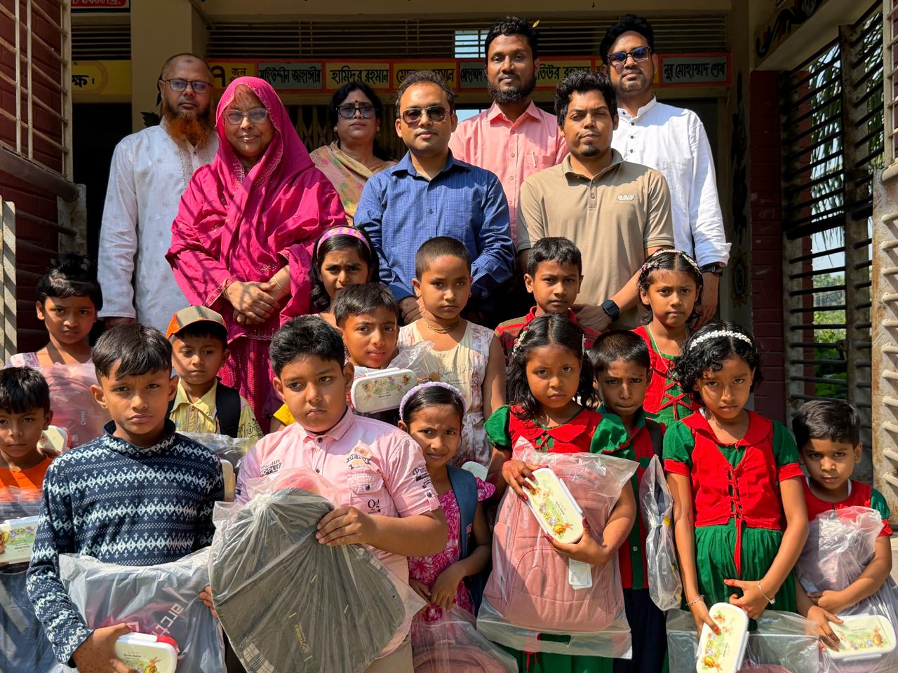 উলিপুরে ইউএনও’র ব্যতিক্রমী উদ্যোগ: মেধাবী শিক্ষার্থীদের হাতে ব্যাগ ও টিফিন বক্স দিয়েছেন