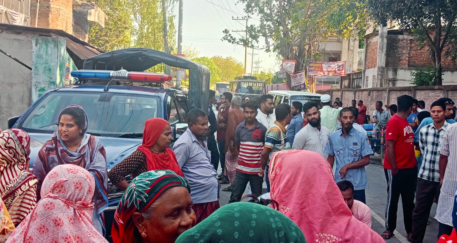 হিলিতে অপহৃত মেহের আলীর খোঁজ না পেয়ে মানববন্ধন ও সড়ক অবরোধ, পুলিশের আশ্বাসে পরিস্থিতি স্বাভাবিক