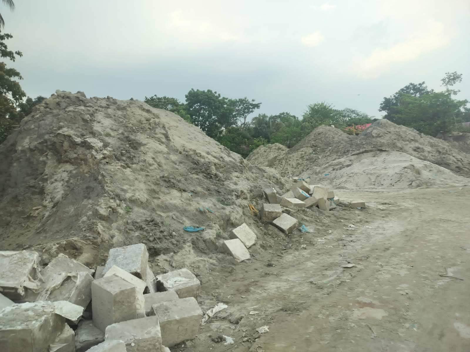 লোহাগাড়ায় এক দিকে লোক দেখানো অভিযান অন্যদিকে বালু মাটি চুরি সেন্ডিকেট