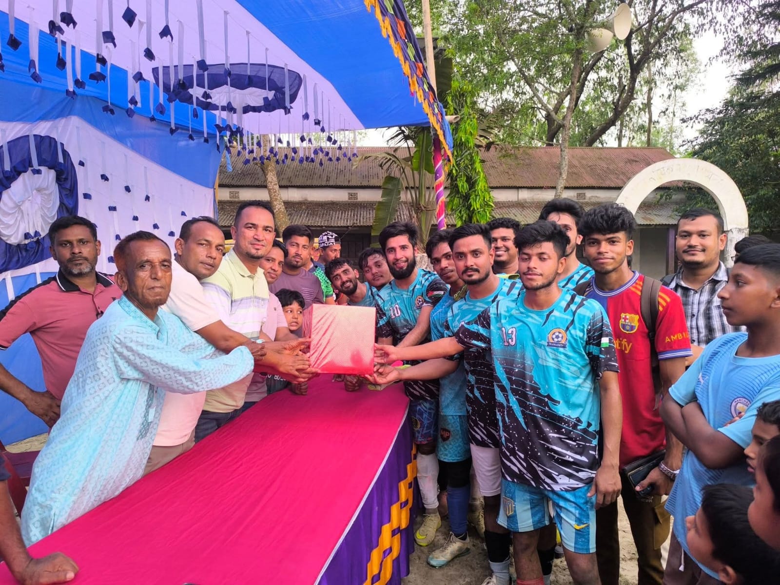 লোহাজুরী যুবক্রীড়া সংগঠনের উদ্যোগে এক বর্ণাঢ্য ও উৎসবমুখর পরিবেশে বিরাট ফুটবল খেলা অনুষ্ঠিত।