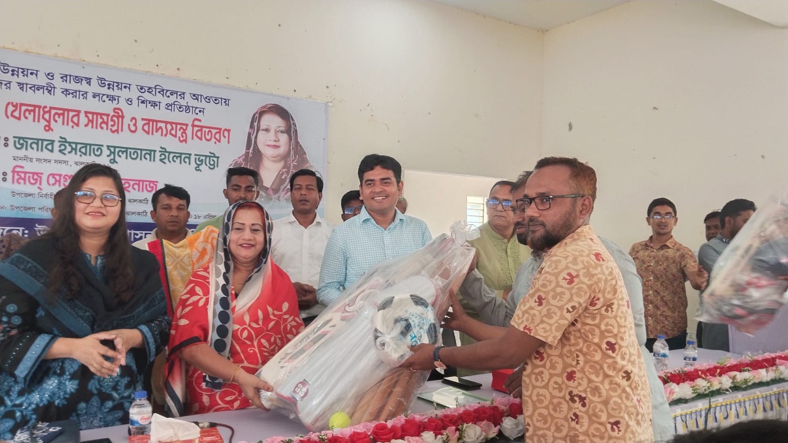 নলছিটিতে সেলাই মেশিন, খেলাধুলার সামগ্রী ও বাদ্যযন্ত্র বিতরণ