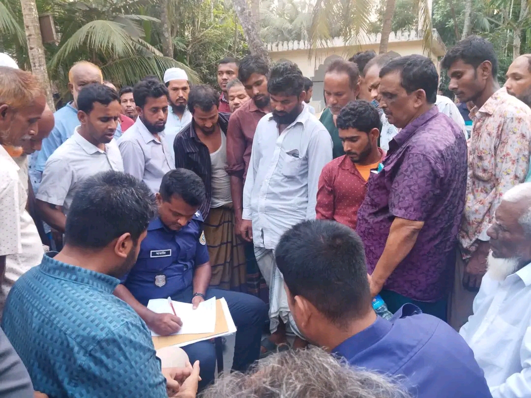 রাজাপুরে ঘর মেরামতের সময় টিনের চালা থেকে পা ফসকে পড়ে কাঠমিস্ত্রীর মৃত্যু