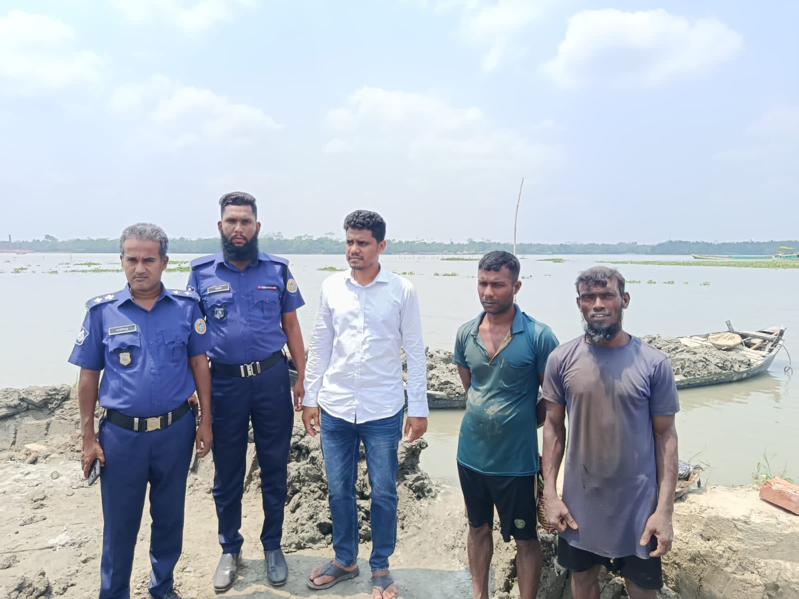 নেছারাবাদে অবৈধভাবে মাটি কাটায় ১ লক্ষ টাকা জরিমানা