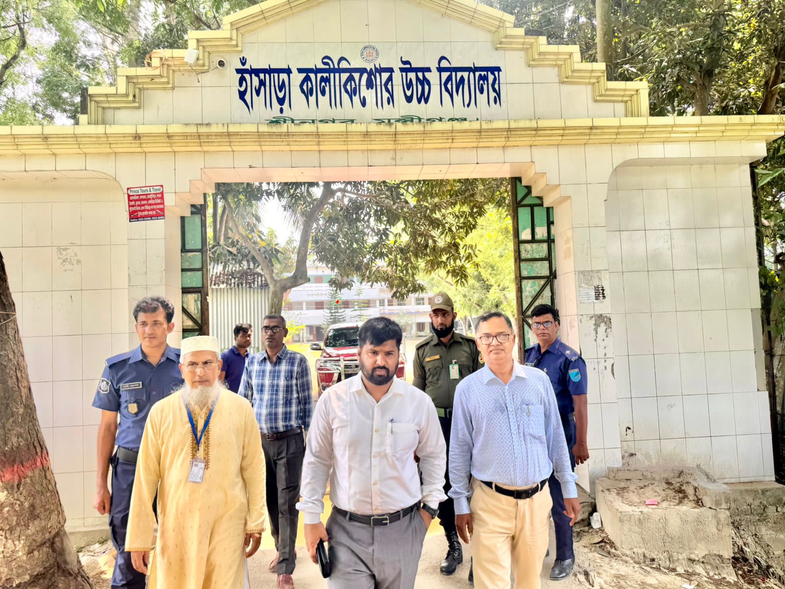 শ্রীনগরে উৎসবমুখর পরিবেশে এসএসসি বা সমমানের পরীক্ষা শুরু