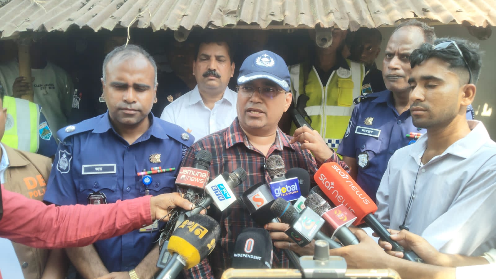 নওগাঁয় চার হত্যাকান্ডের ঘটনায় বাবা, দুই মেয়ে ও ভাগিনা পুলিশ হেফাজতে