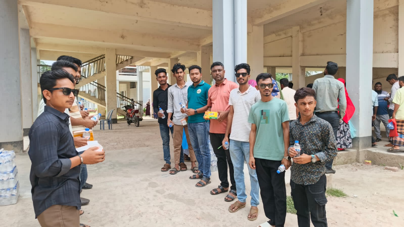 এসএসসি পরীক্ষার্থীদের পাশে রাঙ্গাবালী ছাত্রদল, পানি-স্যালাইন বিতরণ
