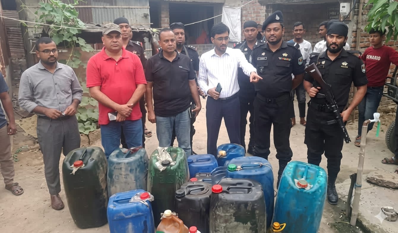 গোদাগাড়ীতে অবৈধ তেল মজুদের বিরুদ্ধে কঠোর অভিযান: ৫৭২ লিটার জ্বালানি জব্দ, জরিমানা অভিযুক্ত পলাতক