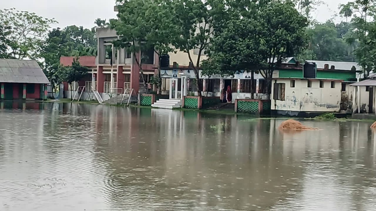 জলাবদ্ধতায় নান্দাইল রোড বিদ্যালয়ের মাঠ, ভোগান্তিতে শিক্ষক-শিক্ষার্থীরা।