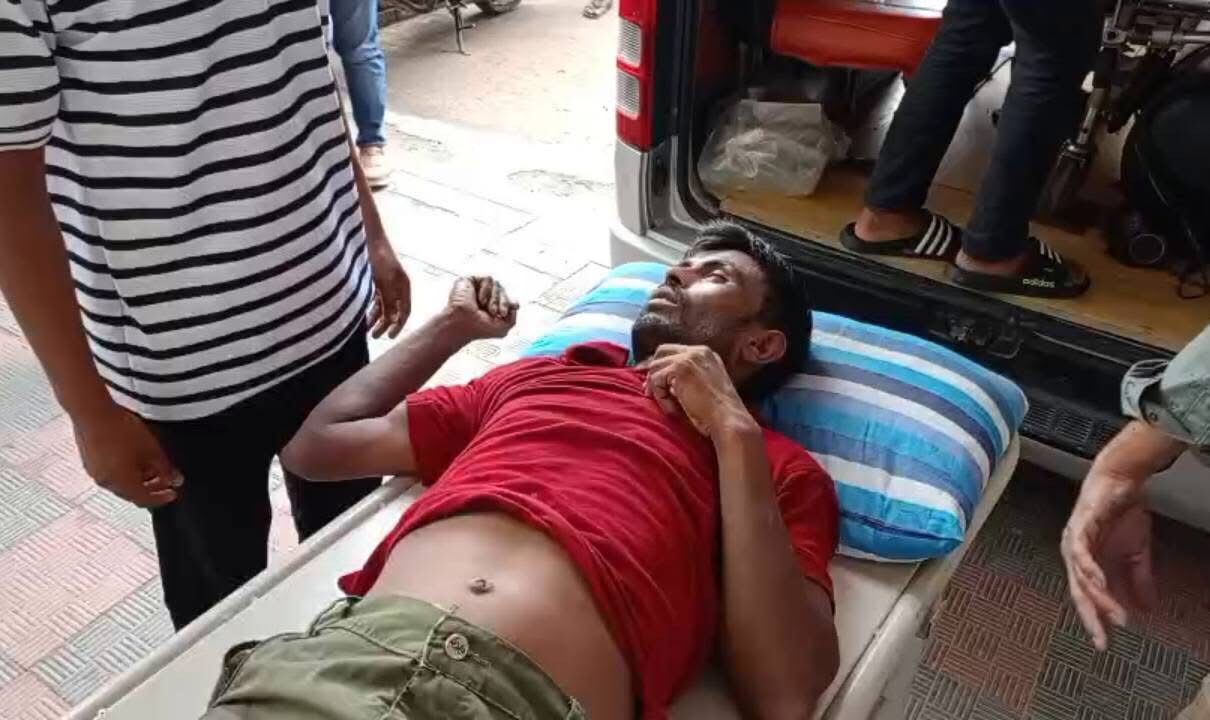 মাদারীপুরে গ্রেফতার এড়াতে ১৯ পিস ইয়াবা খেয়ে অসুস্থ যুবক হাসপাতালে