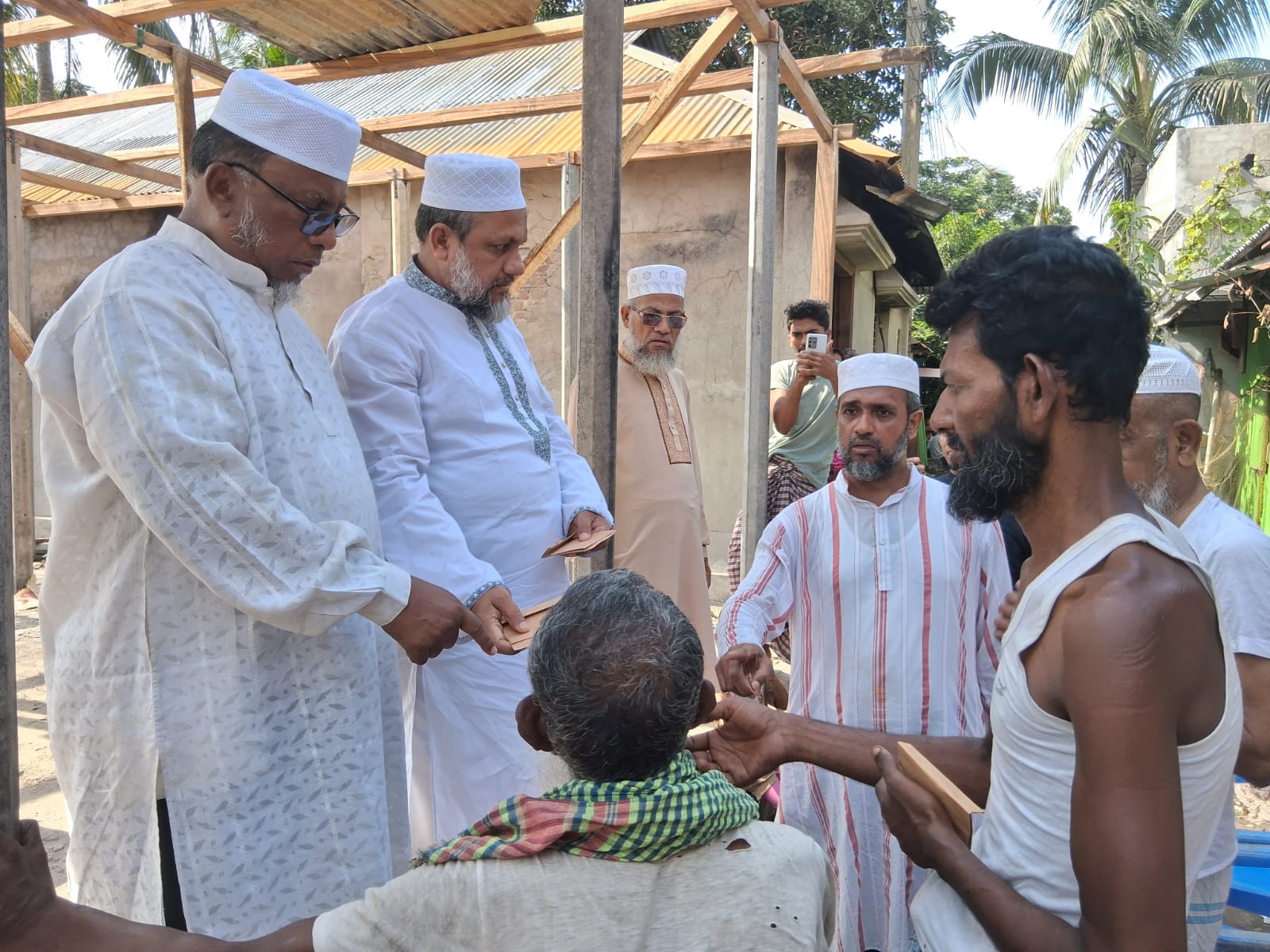 নোয়াখালীতে আগুনে পুড়ে ক্ষতিগ্রস্ত পরিবারের পাশে জামায়াতে ইসলামী নগদ টাকা ও খাদ্য সামগ্রী সহায়তা