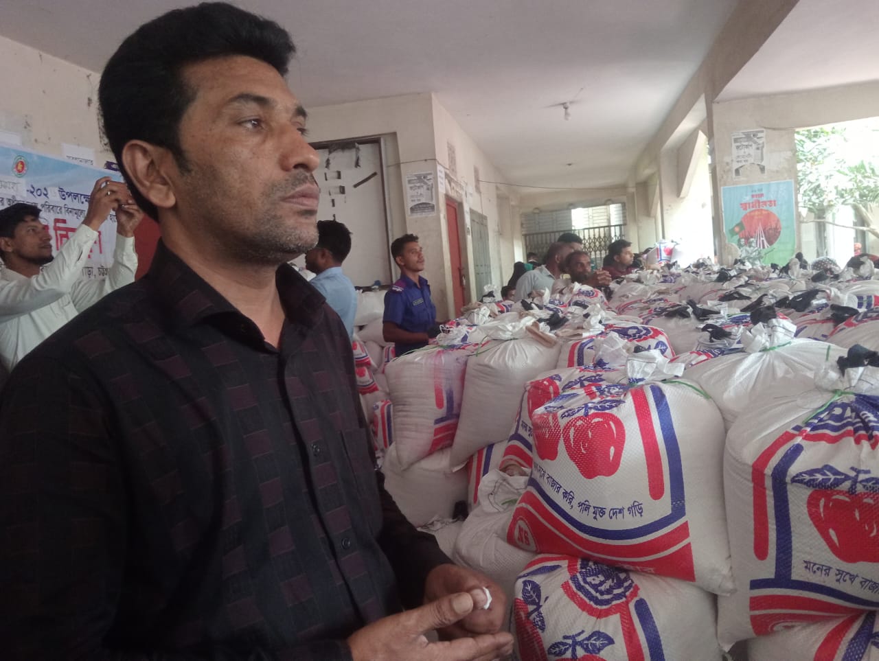 সুন্দর পরিবেশে ভিজিএফ এর চাল বিতরণ করেন চেয়ারম্যান জাহাঙ্গীর