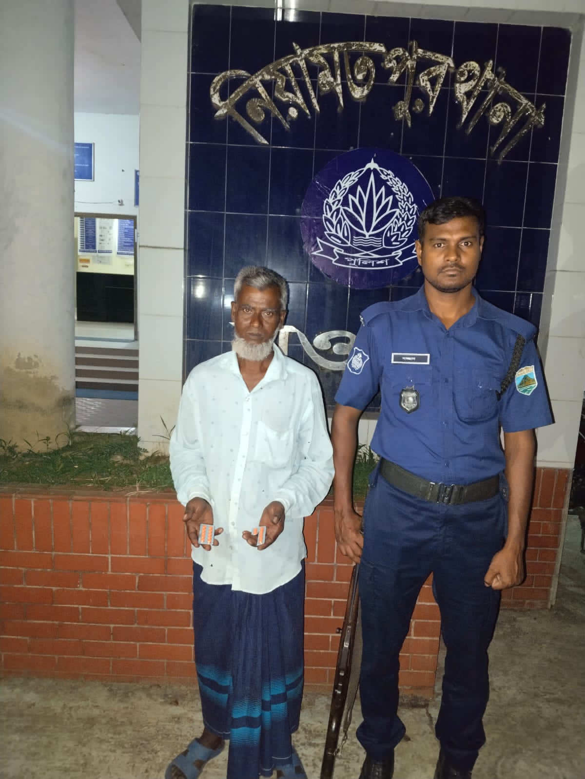 নিয়ামতপুরে ১৭ পিস ট্যাপেন্টাডলসহ মাদক কারবারি গ্রেপ্তার
