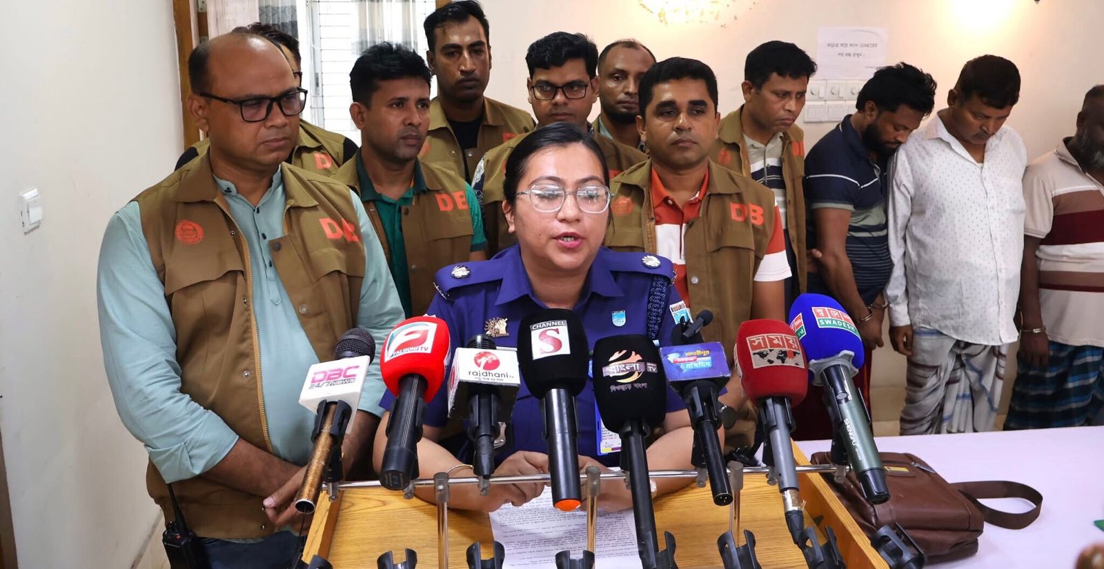 মাদারীপুরে চেতনানাশক বিষাক্ত হালুয়াসহ অজ্ঞানপার্টির ৩ সদস্য গ্রেফতার
