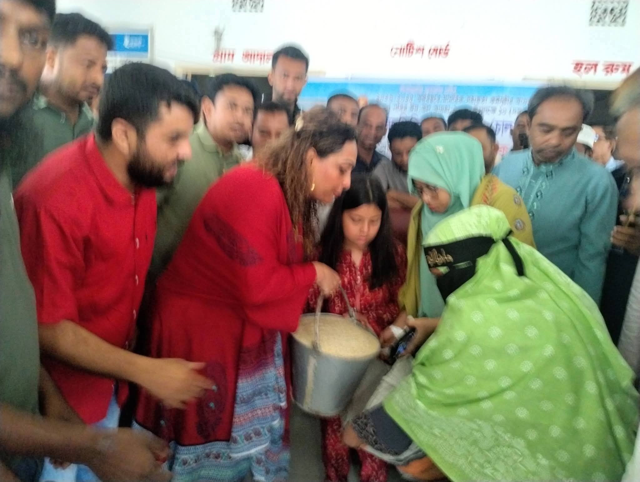সেনবাগ উপজেলার কাবিলপুর ও অর্জুনতলা ইউনিয়নে বিজিএফের চাল বিতরণ করেন- তামান্না ফারুক থীমা