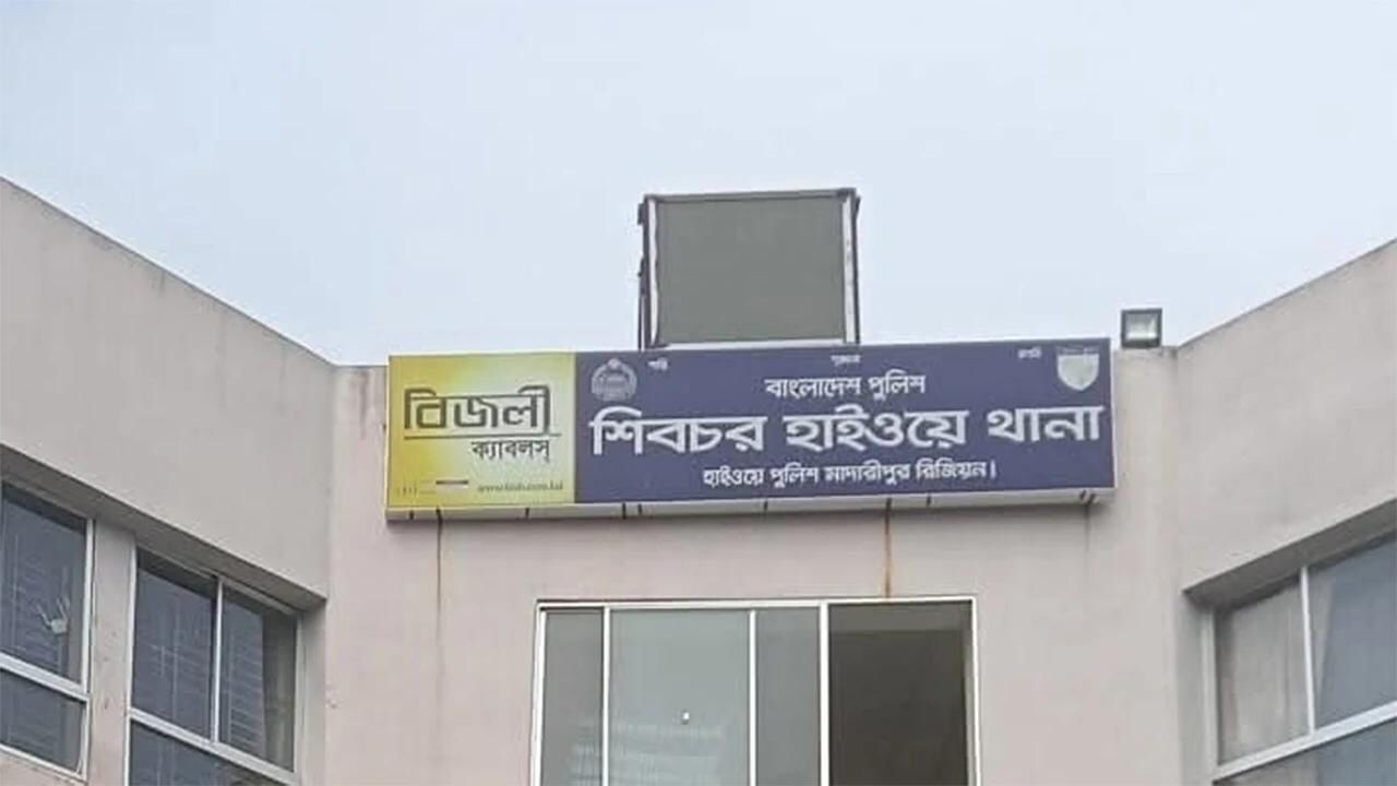মাদারীপুরের শিবচরে চলন্ত বাস থেকে পড়ে যাত্রীর মৃত্যু