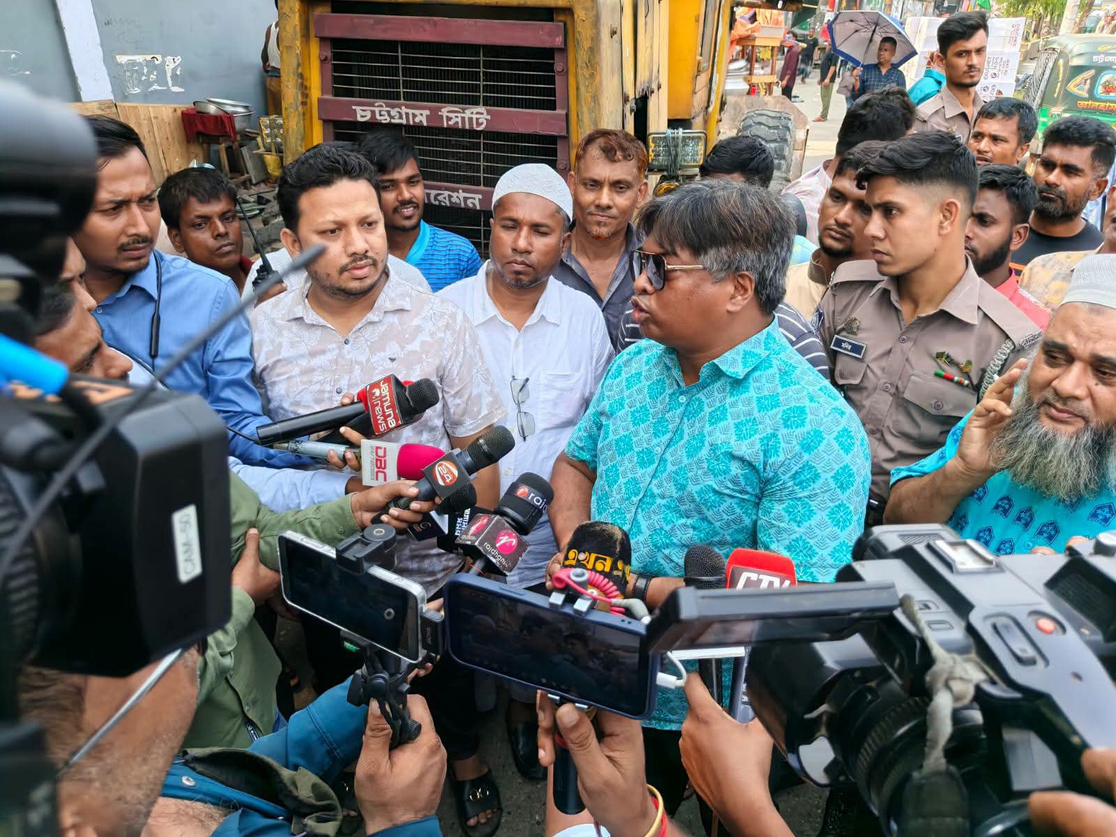 চসিকের ভ্রাম্যমাণ আদালতের অভিযান: নিউমার্কেট থেকে সদরঘাট পর্যন্ত প্রায় ২০০ অবৈধ দোকান উচ্ছেদ