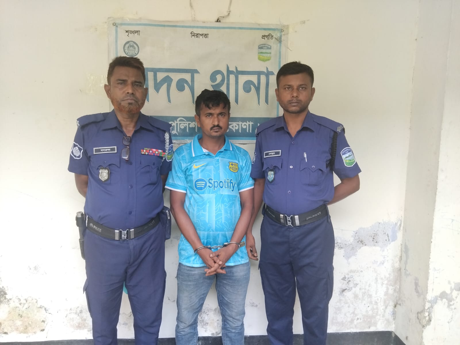 মদনে হোটেল ব্যবসার আড়ালে মাদক বিক্রি গ্রেপ্তার হীরা।