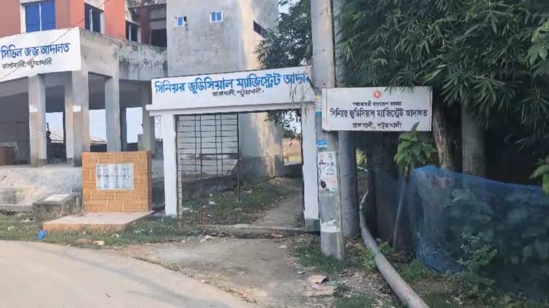 রাঙ্গাবালী আদালত প্রাঙ্গণে সাংবাদিককে বাধা ও হুমকির অভিযোগ