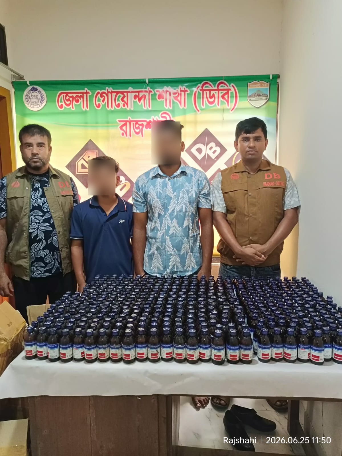 গোদাগাড়ী ও বাঘায় পুলিশের জোড়া অভিযানে মাদক, প্রাইভেটকারসহ ৩ কারবারি গ্রেফতার