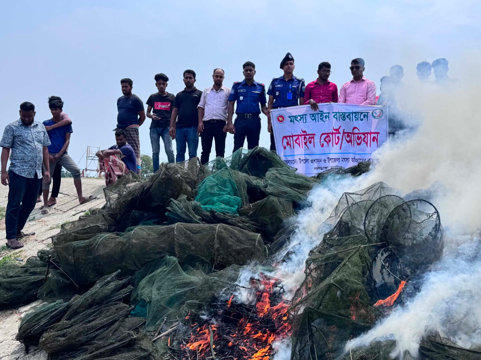 নলডাঙ্গায় ৪৫ টি অবৈধ চায়না দুয়ারী জাল পুড়িয়ে ধ্বংস