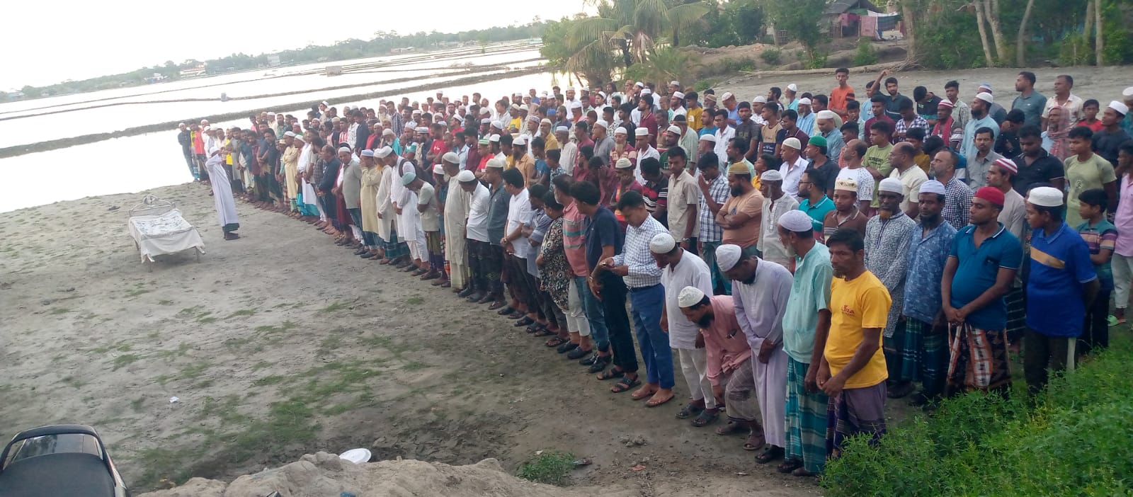 বটিয়াঘাটায় সাংবাদিক পুত্রের জানাজা শেষে পারিবারিক কবরস্থানে দাফন সম্পন্ন