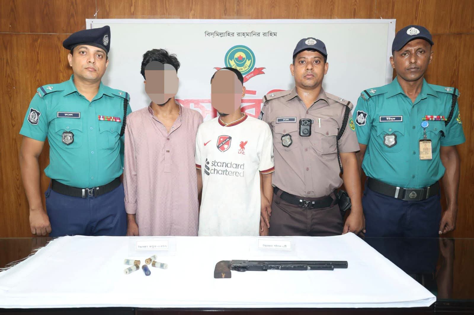 বায়েজিদ থানার ওসির নেতৃত্বে অস্ত্র গুলি সহ দুই জন গ্রেফতার