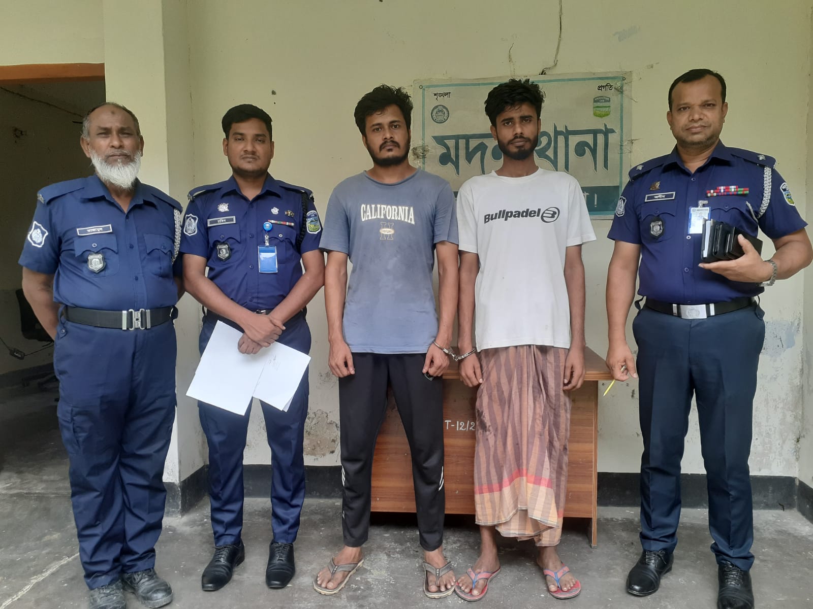 মদনে দুর্ধর্ষ চুরির ঘটনা দুই যুবককে গ্রেপ্তার করেছে থানা পুলিশ।