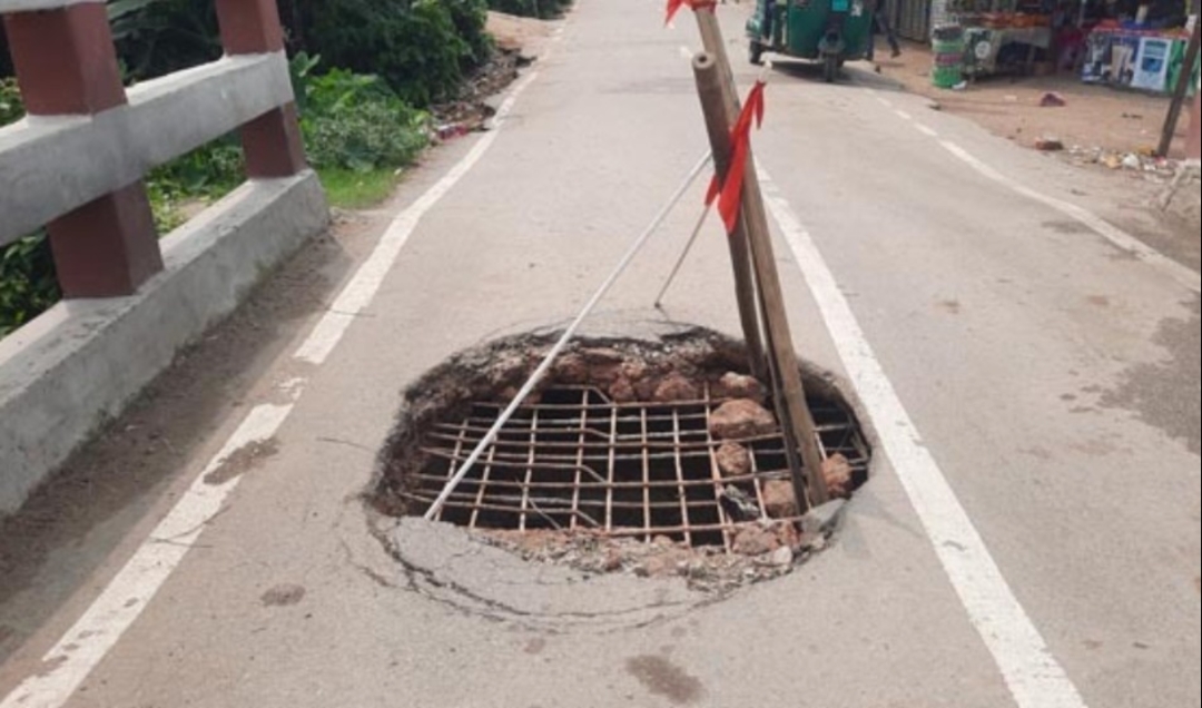 নাসিরনগর ফান্দাউক- রতনপুর সড়কে ব্রিজের মাঝে গর্ত, দুর্ঘটনার আশঙ্কা