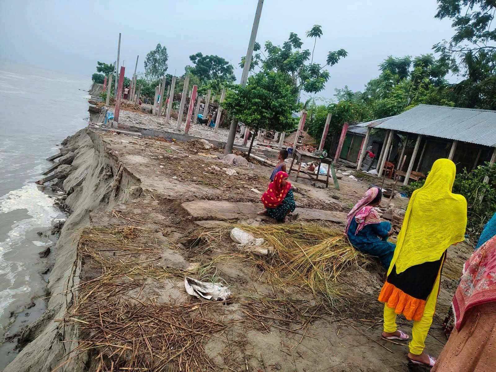 চিলমারীতে ব্রহ্মপুত্র নদের তিব্র ভাঙ্গনে শিকার হয়ে বাড়ি-ভিটা হারিয়েছেন ২৫ টি পরিবার