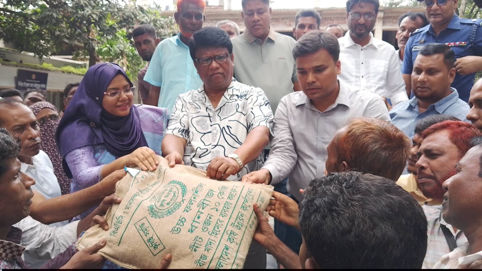 ত্রিশালে ক্ষুদ্র ও প্রান্তিক কৃষকদের মাঝে বিনামূল্যে আমন ধানের বীজ ও সার বিতরণ