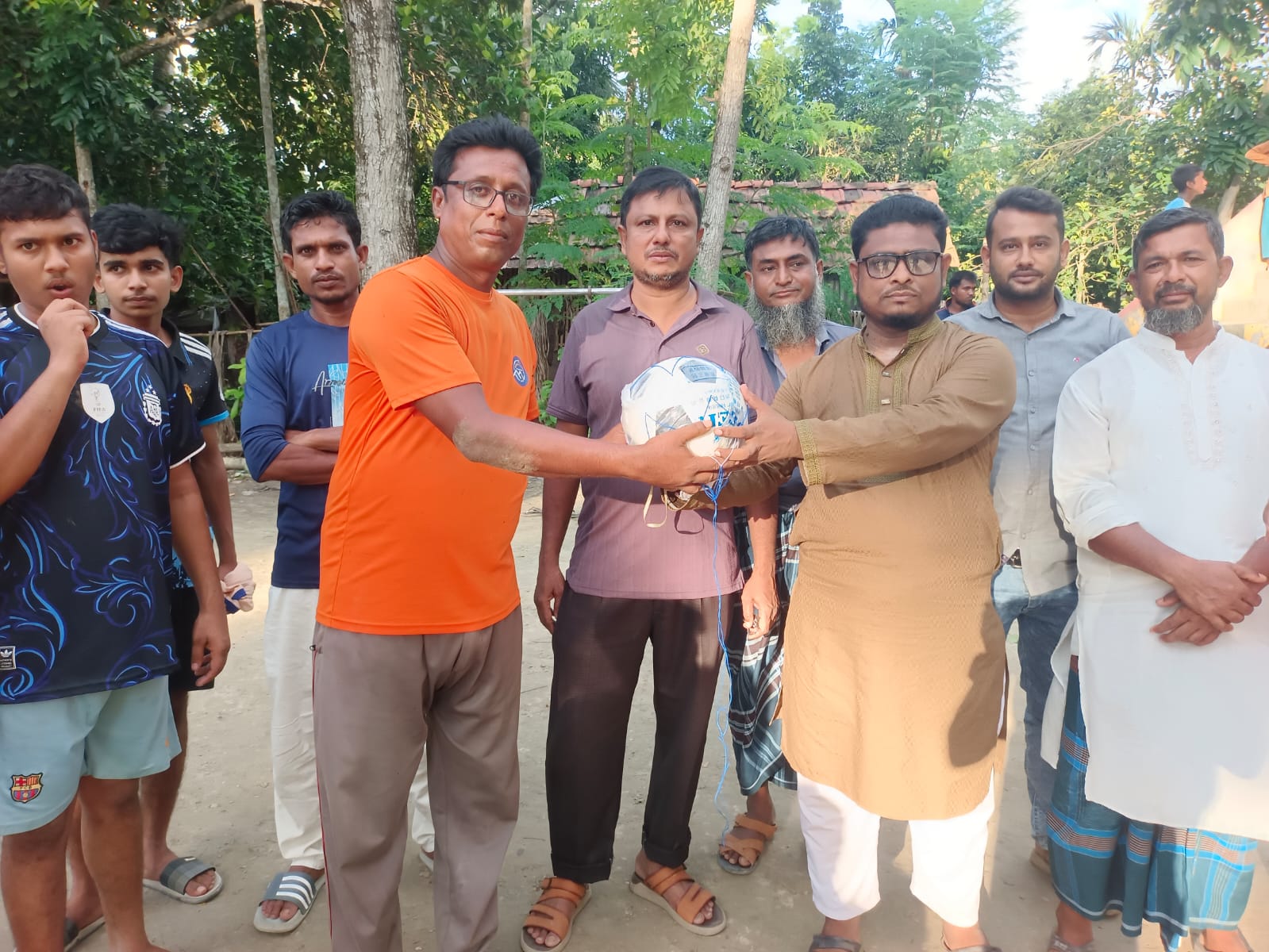 চাপাকোনায় বিবাহিত-অবিবাহিতদের প্রীতি ফুটবল ম্যাচ অনুষ্ঠিত