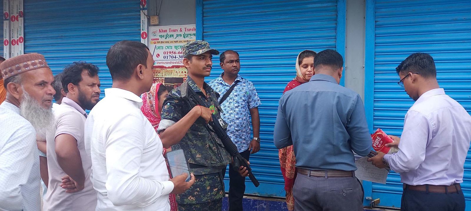 মাদারীপুরে নকল মোড়কে ভেজাল খাদ্যপণ্য জব্দ,আটক ২