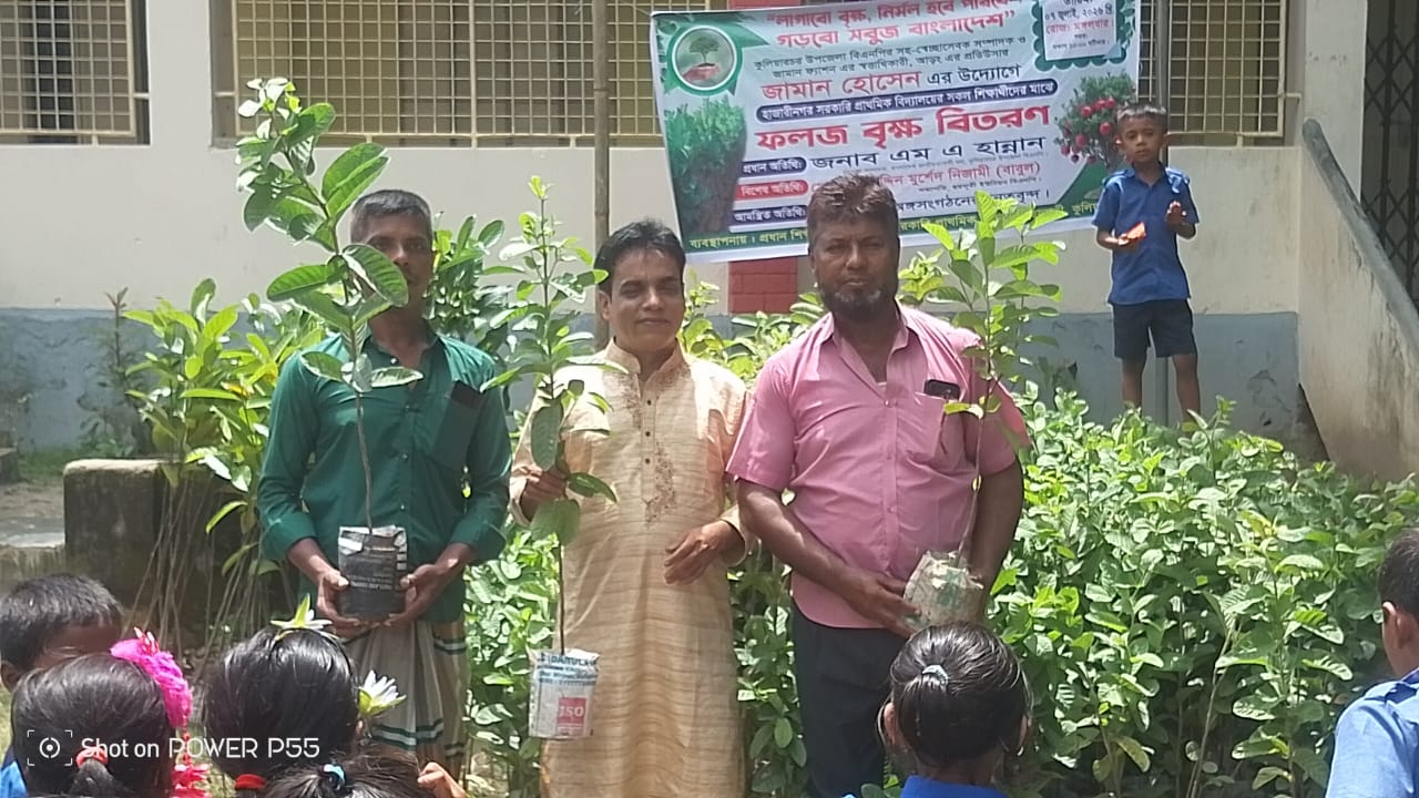শিক্ষার্থীদের হাতে ফলজ গাছের চারা; সবুজ বাংলাদেশ গড়ার বার্তা কুলিয়ারচরে