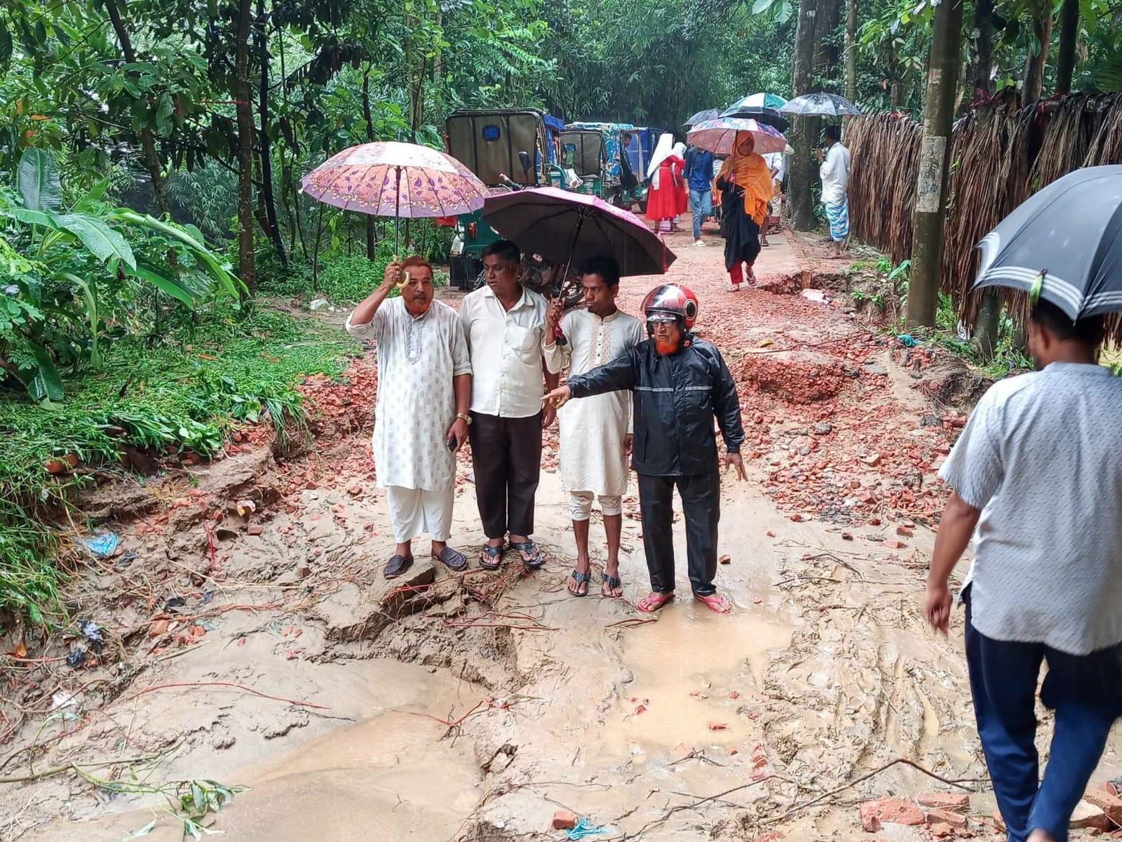 বাঁশখালীর শেখেরখীল প্লাবিত দুই হাজার মানুষ পানিবন্দি