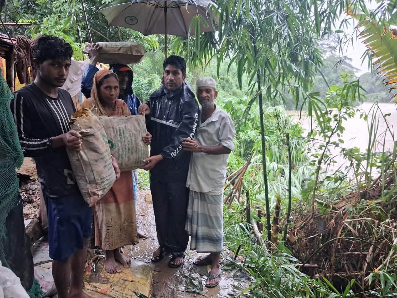 আমিরাবাদে বন্যায় ক্ষতিগ্রস্ত পরিবারের এক মাত্র সহায়ক প্যানেল চেয়ারম্যান জাহাঙ্গীর