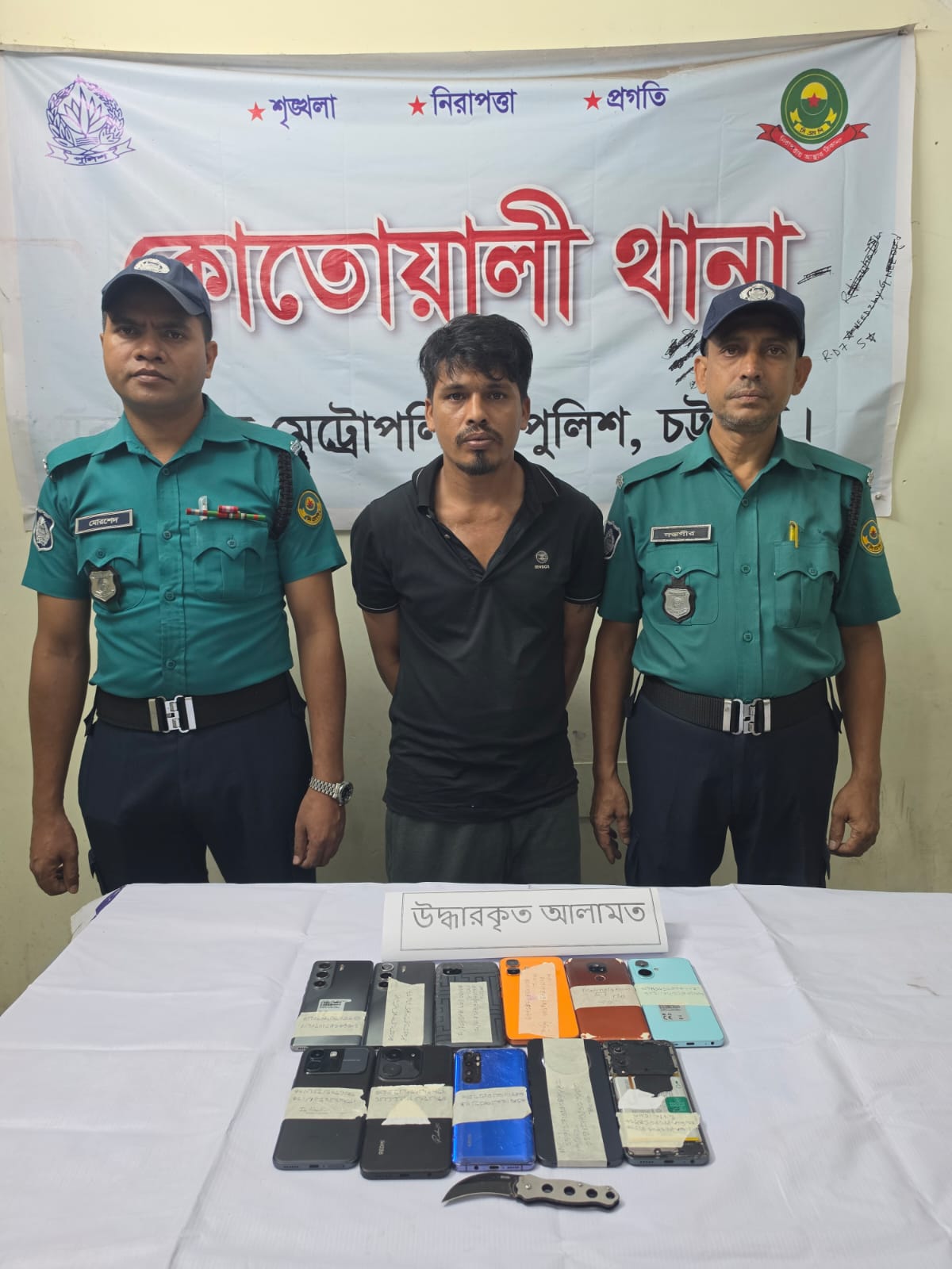 কোতয়ালী থানার ওসি জায়েদ নুরের নেতৃত্বে ছোরাসহ ১১টি স্মার্টফোন উদ্ধার।