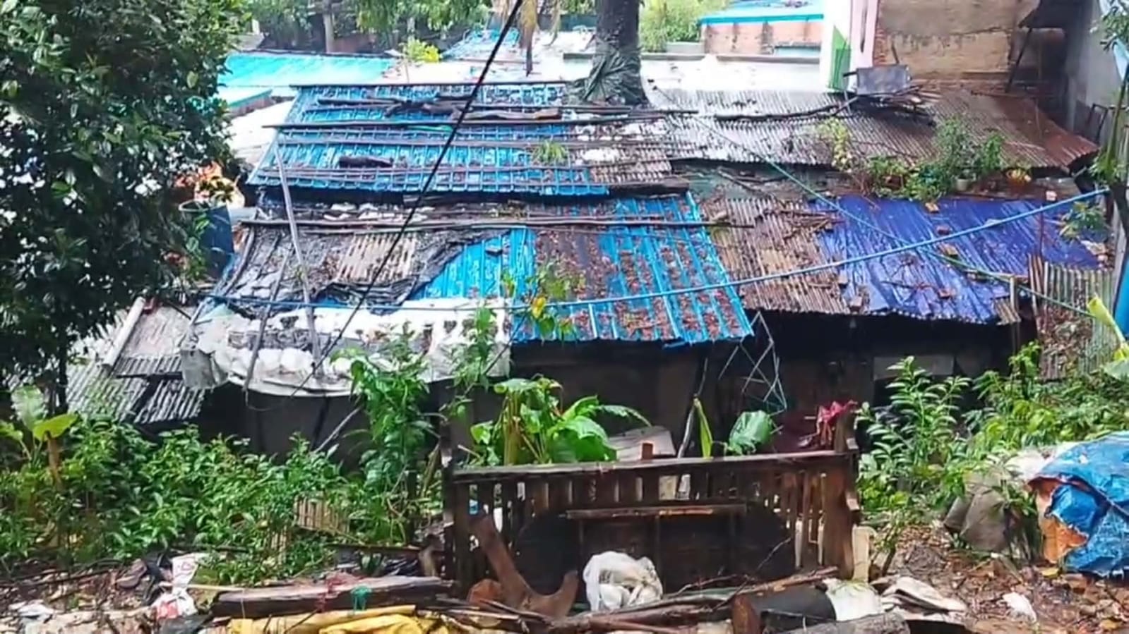পাহাড় কাটার চরম খেসারত: বায়েজিদে ধসে পড়লো পাহাড়, ৩৬ পরিবার আটকা, প্রশাসনের তৎপরতা