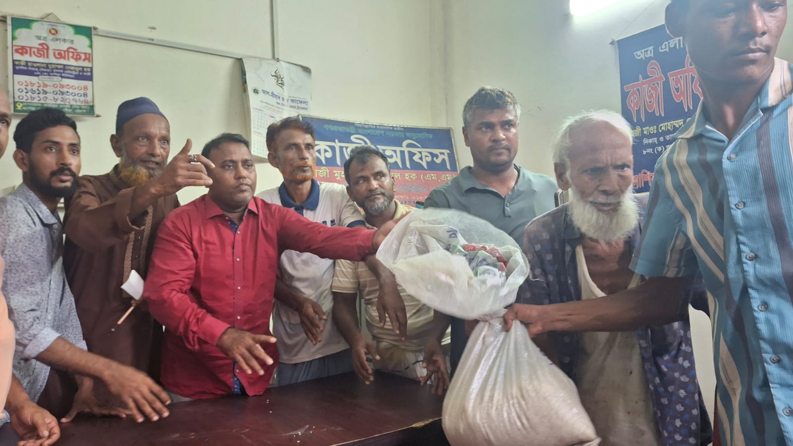 পটিয়ার এমপির পক্ষে উপজেলা যুবদল সদস্য সচিব অহিদুল আলম চৌধুরী পিবলু’র ত্রাণ বিতরন