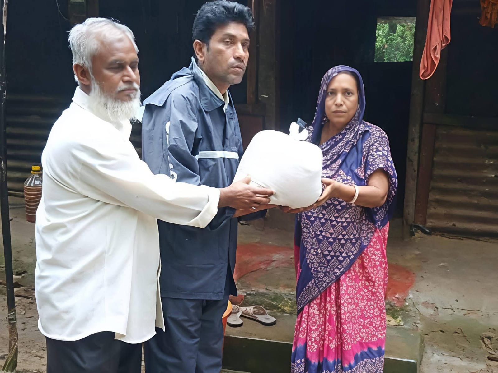 আমিরাবাদ ইউনিয়নে বন্যায় ক্ষতিগ্রস্হ পরিবারের মাঝে নগদ অর্থ ও খ্যাদ , ঔষধ বিতরণ করেন প্যানেল চেয়ারম্যান জাহাঙ্গীর ।