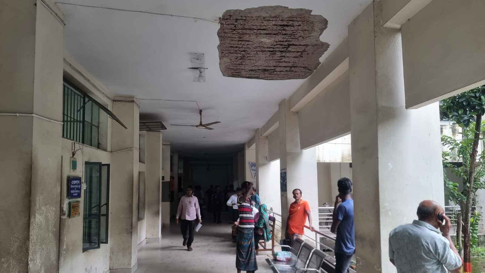 ‎বাগেরহাট আদালত ভবনে ছাদের পলেস্তারা ধসে আহত ৫: নিরাপত্তা নিয়ে চরম শঙ্কা