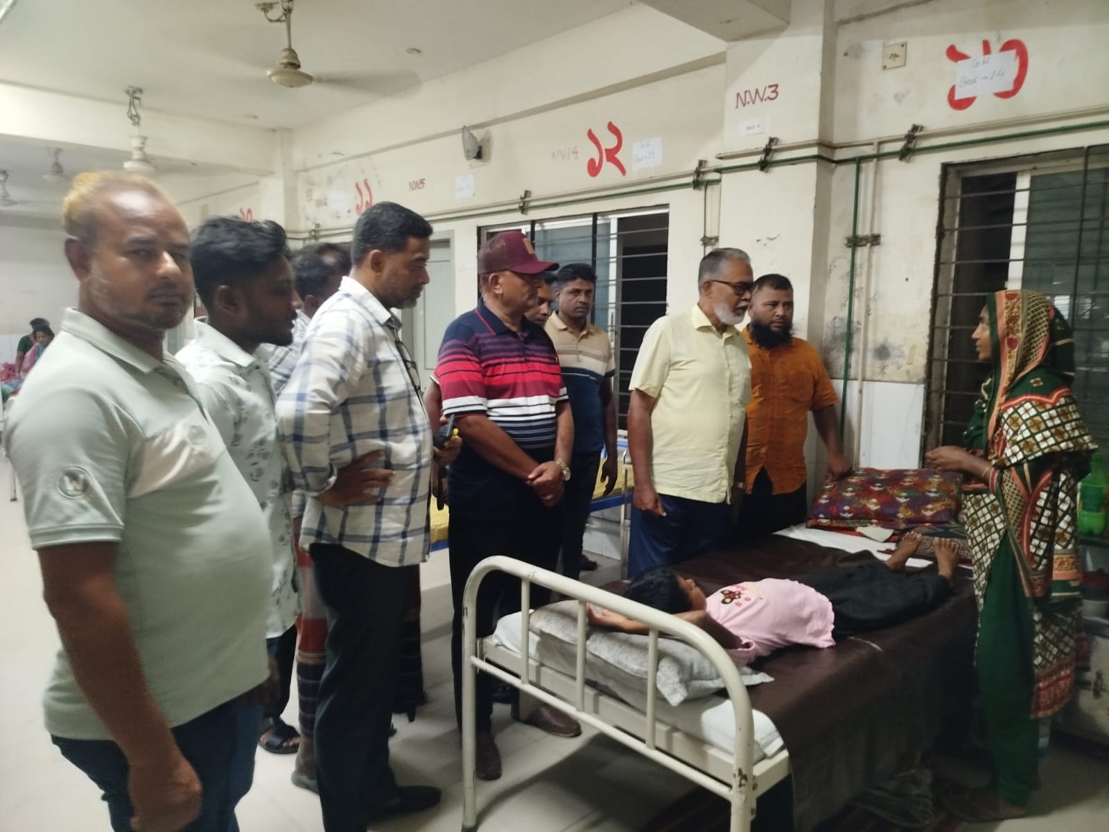 সাতক্ষীরায় ধর্ষিতা শিশুর পাশে বিএনপি নেতা আব্দুর রউফ চিকিৎসার দায়িত্ব গ্রহণ ও নগদ অর্থ সহায়তা