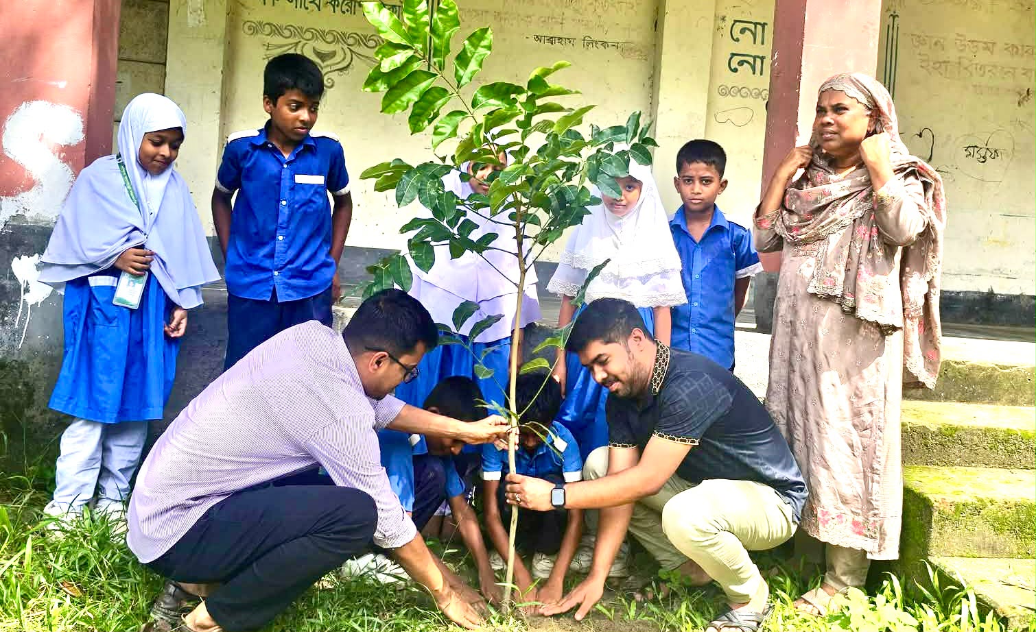 শ্রীনগরে প্রধানমন্ত্রীর ২৫ কোটি চারা রোপণ কর্মসূচির অংশ হিসেবে পশ্চিম নওপাড়া সরকারি প্রাথমিক বিদ্যালয়ে বৃক্ষরোপণ